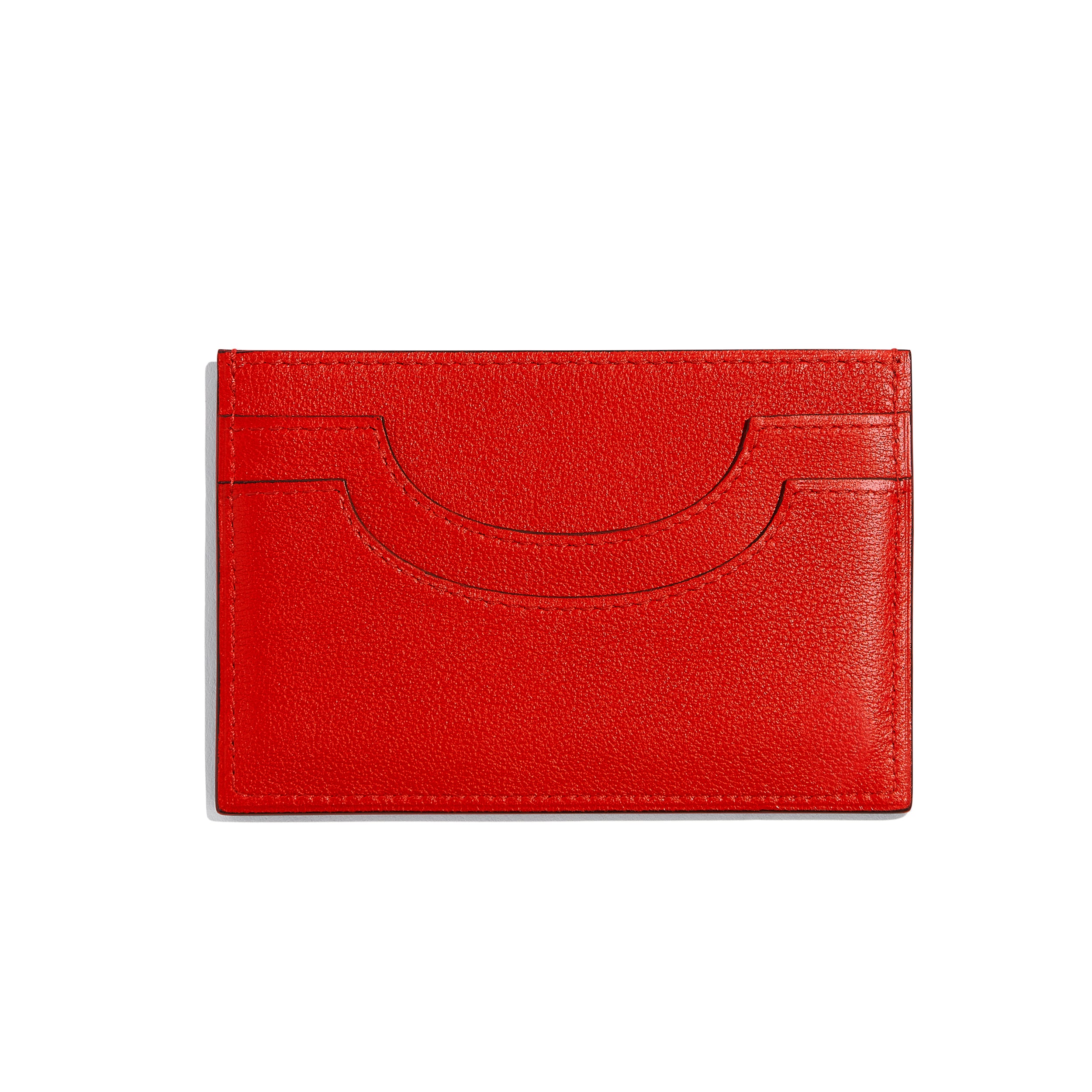 Joseph Duclos -Nous avons imaginé un porte cartes pour tous les amoureux du cuir. Grâce à son design élancé, ses six fentes cartes bancaires et sa poche centrale, ce porte carte est idéal pour vous accompagner dans votre quotidien. Dimensions: L: 10,5cm X H: 7cm Fabriqué en France