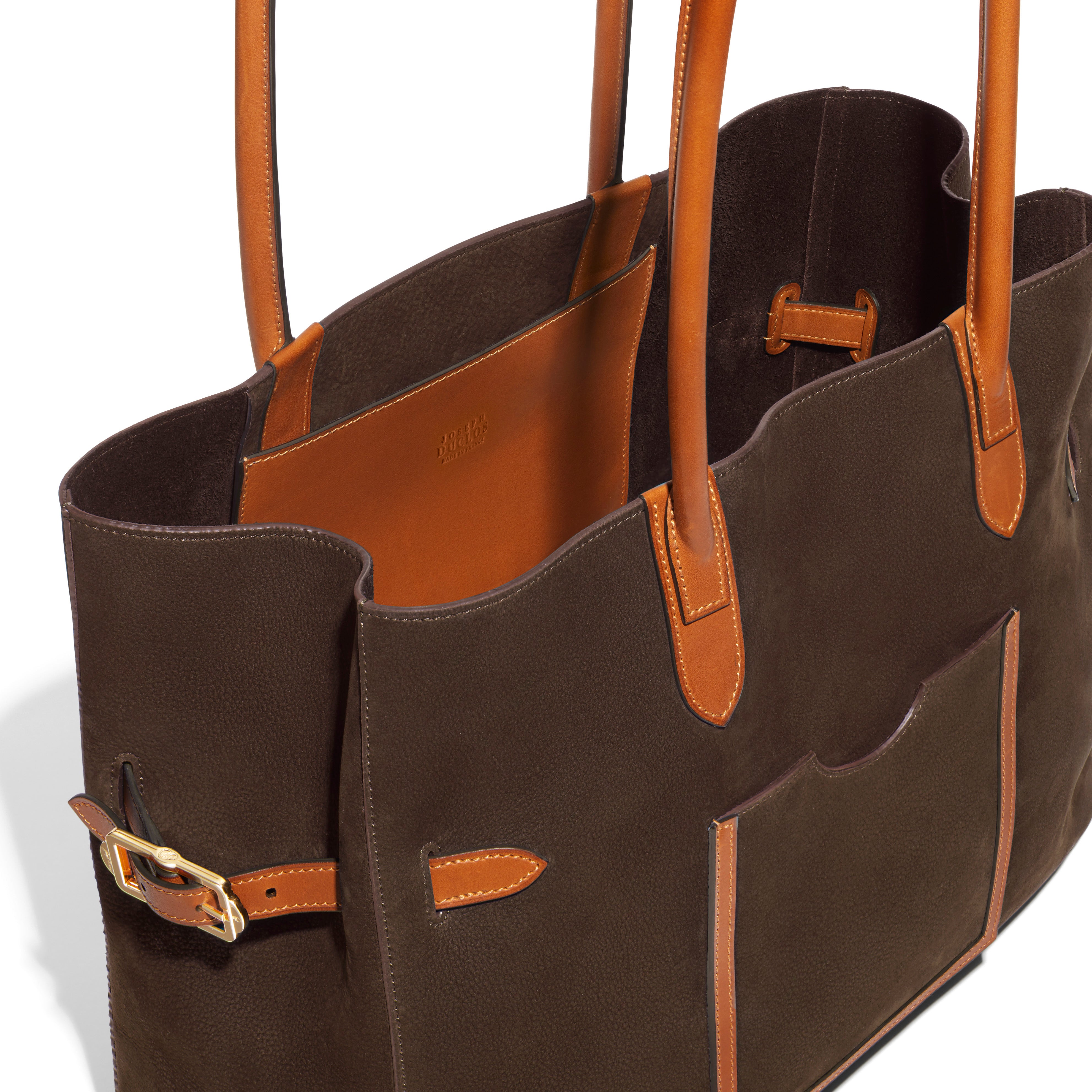 Joseph Duclos a imaginé ce cabas pour tous les amoureux du cuir. Grâce à son design élancé et ses poches spacieuses, ce sac est idéal pour vous accompagner dans votre quotidien comme dans vos voyages.