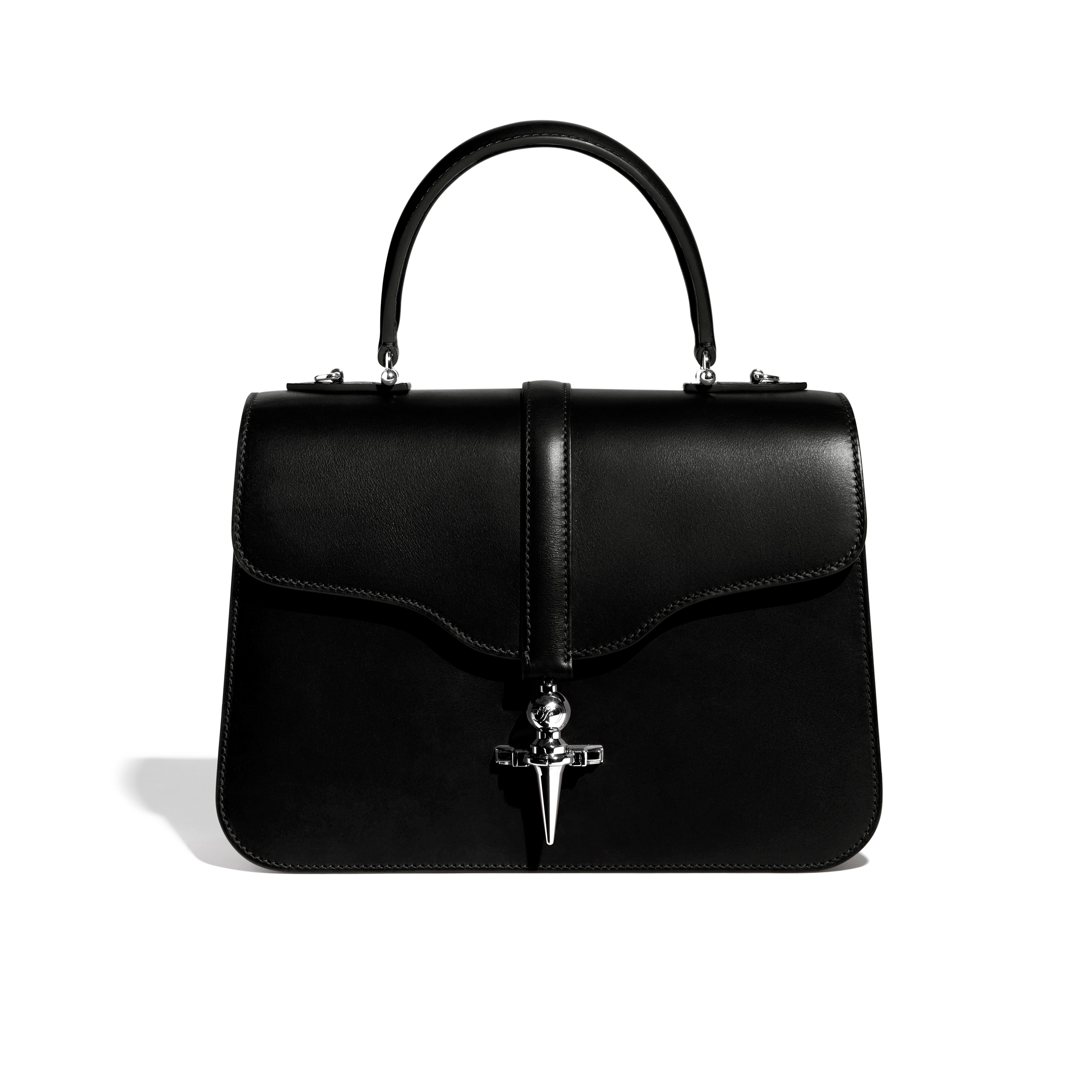 Diane - Joseph Duclos - Avec sa coupe élégante, son cuir naturel et son fermoir iconique, le sac Diane rend hommage à la déesse chasseresse. Tout comme elle, il célèbre la féminité à la fois puissante et naturelle. Porté au bras ou sur l’épaule grâce à sa bandoulière, il donne à la femme qui le possède une allure pleine de noblesse.  Dimensions: L:26cm X H: 16,5cm X P: 8cm  Fabriqué en France