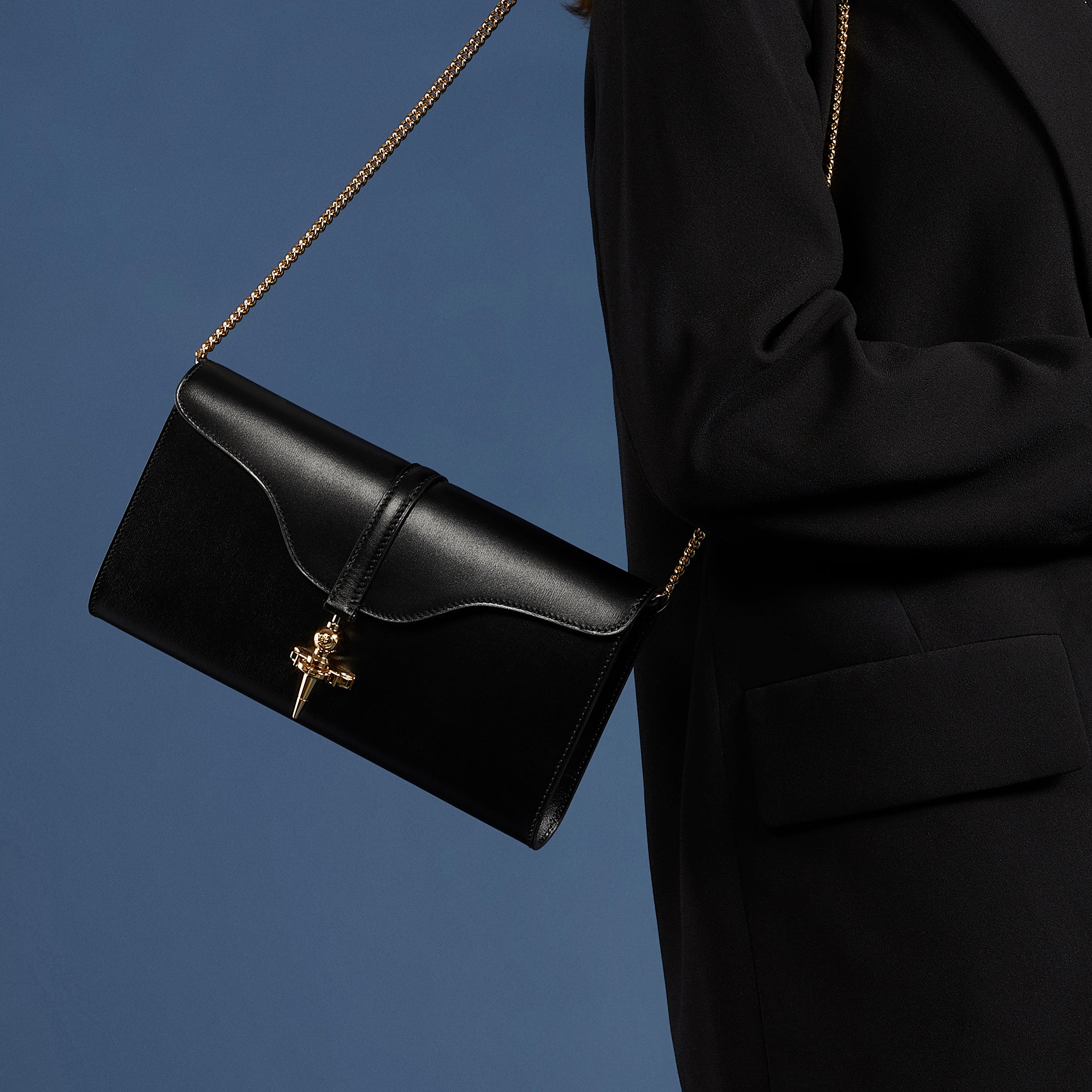 Avec sa coupe élégante, son cuir naturel et son fermoir iconique, la pochette Diane de chez Joseph Duclos, rend hommage à la déesse chasseresse. Tout comme elle, il célèbre la féminité à la fois puissante et naturelle. Portez le sur l'épaule grâce à sa bandoulière, il donne à la femme qui le possède une allure pleine de noblesse.