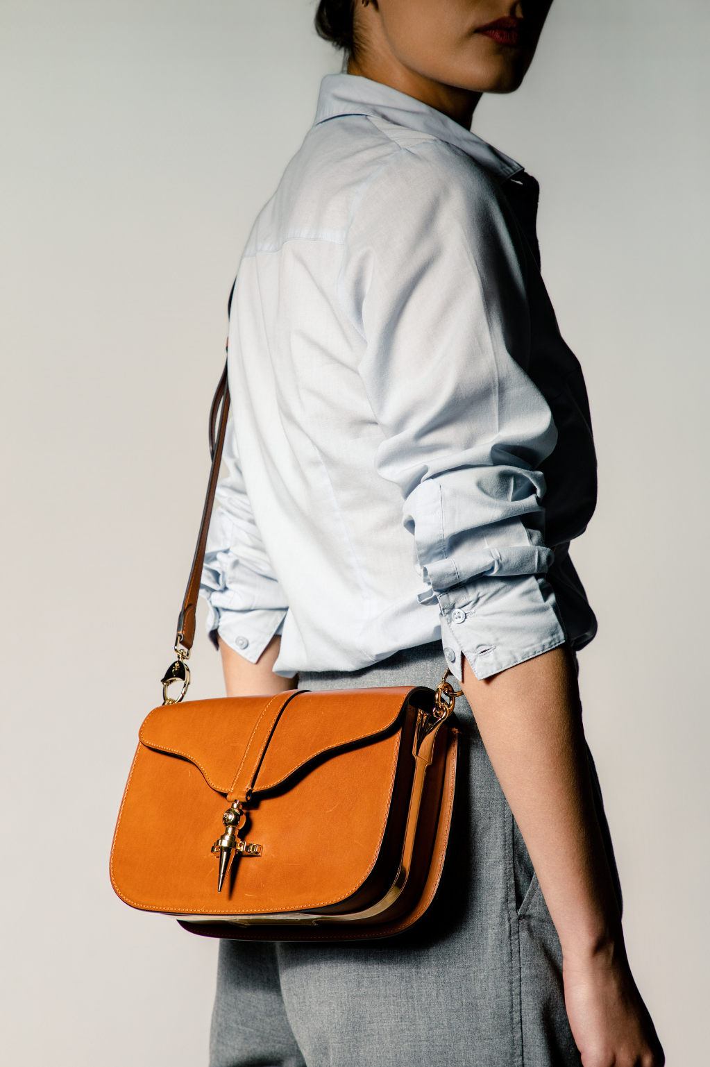 Diane Messenger in Châtaignier Héritage leather