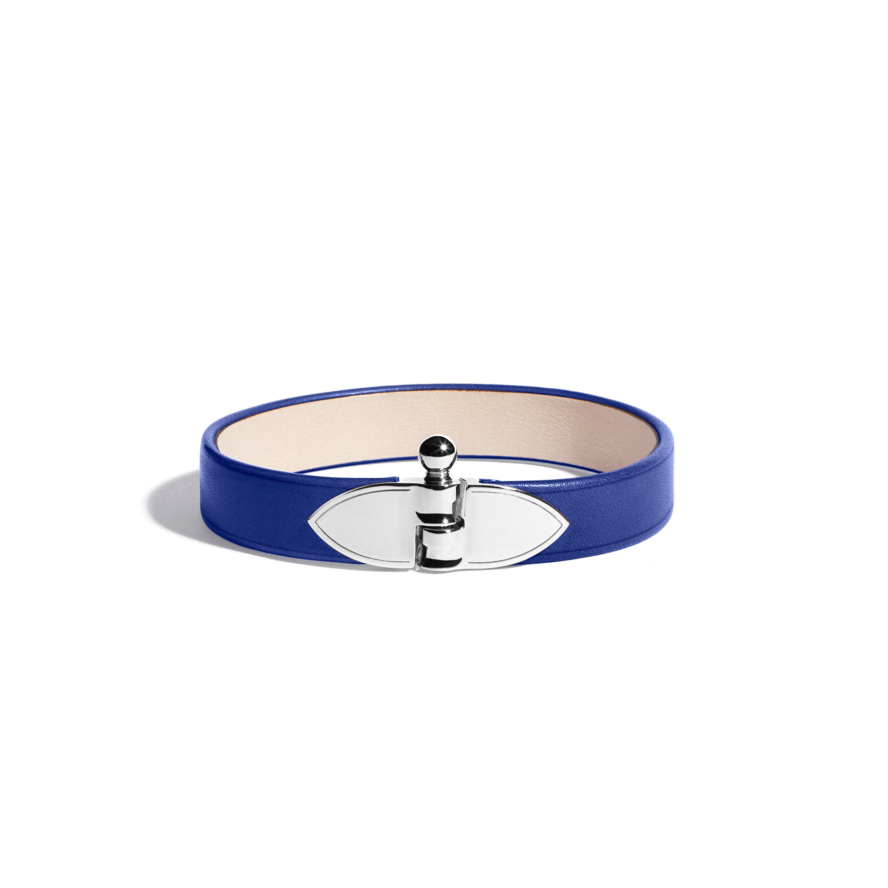 Avec sa coupe élégante, son cuir naturel et son fermoir iconique, le bracelet Flèche Diane de chez Joseph Duclos, rend hommage à la déesse chasseresse. Tout comme elle, elle célèbre la féminité à la fois puissante et naturelle. Il donne à la femme qui le possède une allure pleine de noblesse.