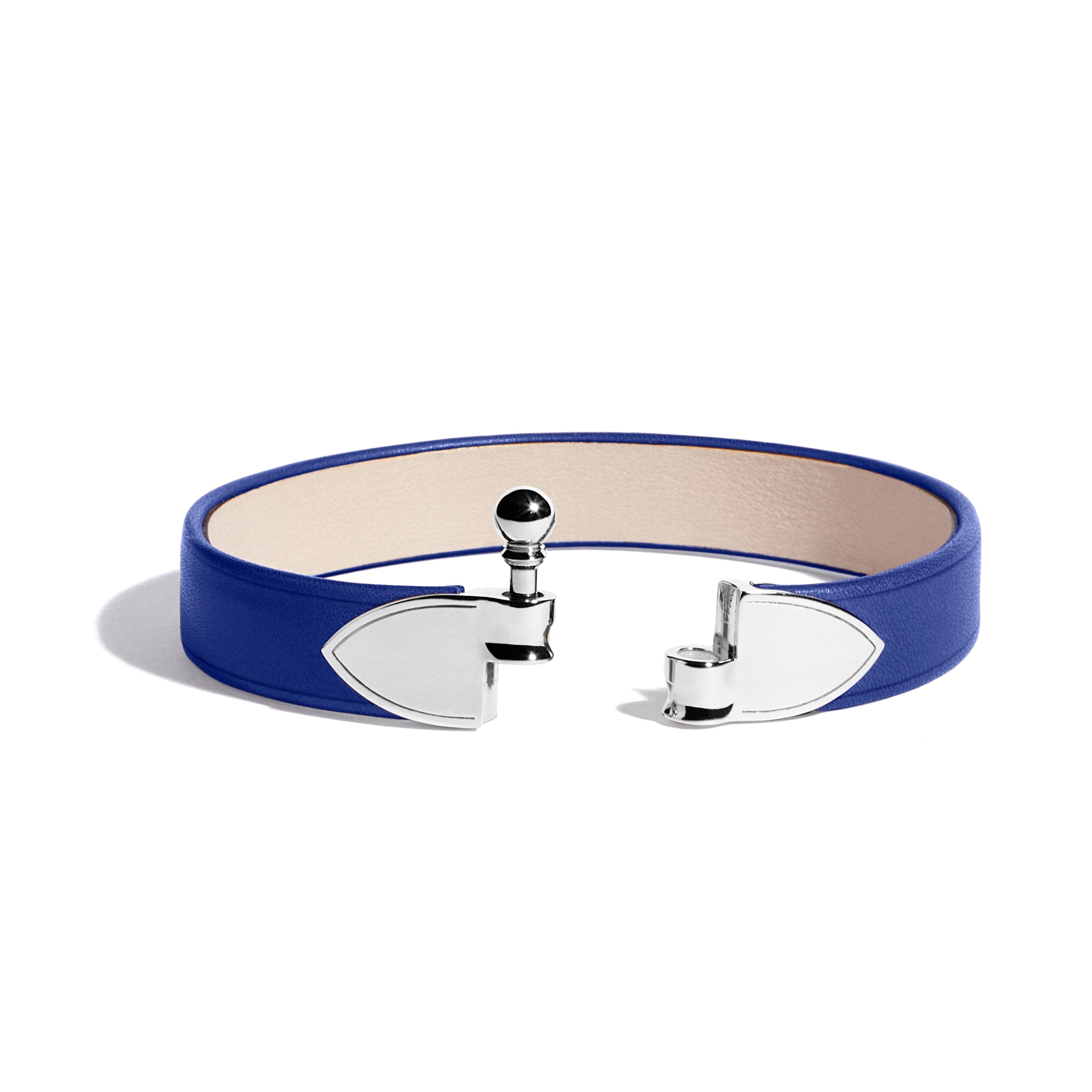 Avec sa coupe élégante, son cuir naturel et son fermoir iconique, le bracelet Flèche Diane de chez Joseph Duclos, rend hommage à la déesse chasseresse. Tout comme elle, elle célèbre la féminité à la fois puissante et naturelle. Il donne à la femme qui le possède une allure pleine de noblesse.