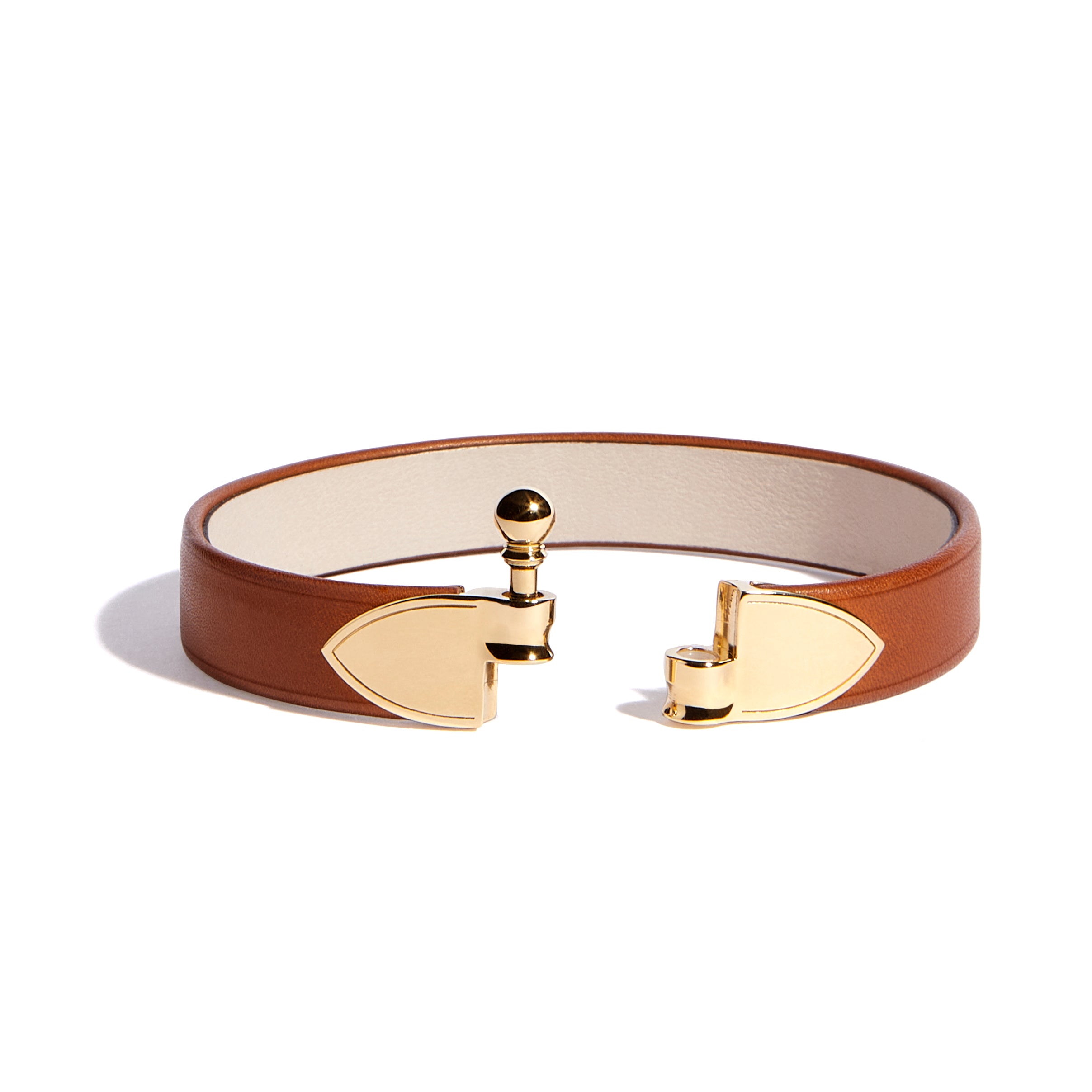 Avec sa coupe élégante, son cuir naturel et son fermoir iconique, le bracelet Flèche Diane de chez Joseph Duclos, rend hommage à la déesse chasseresse. Tout comme elle, elle célèbre la féminité à la fois puissante et naturelle. Il donne à la femme qui le possède une allure pleine de noblesse.