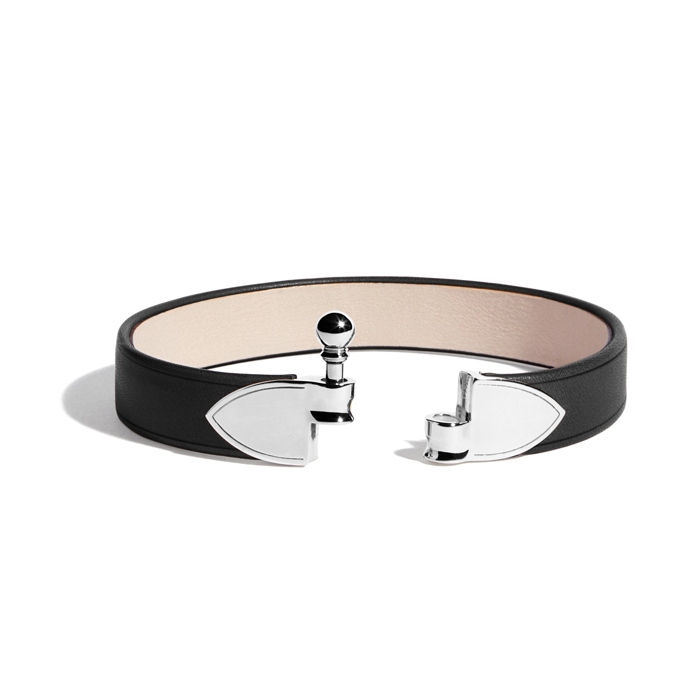 Avec sa coupe élégante, son cuir naturel et son fermoir iconique, le bracelet Flèche Diane de chez Joseph Duclos, rend hommage à la déesse chasseresse. Tout comme elle, elle célèbre la féminité à la fois puissante et naturelle. Il donne à la femme qui le possède une allure pleine de noblesse.