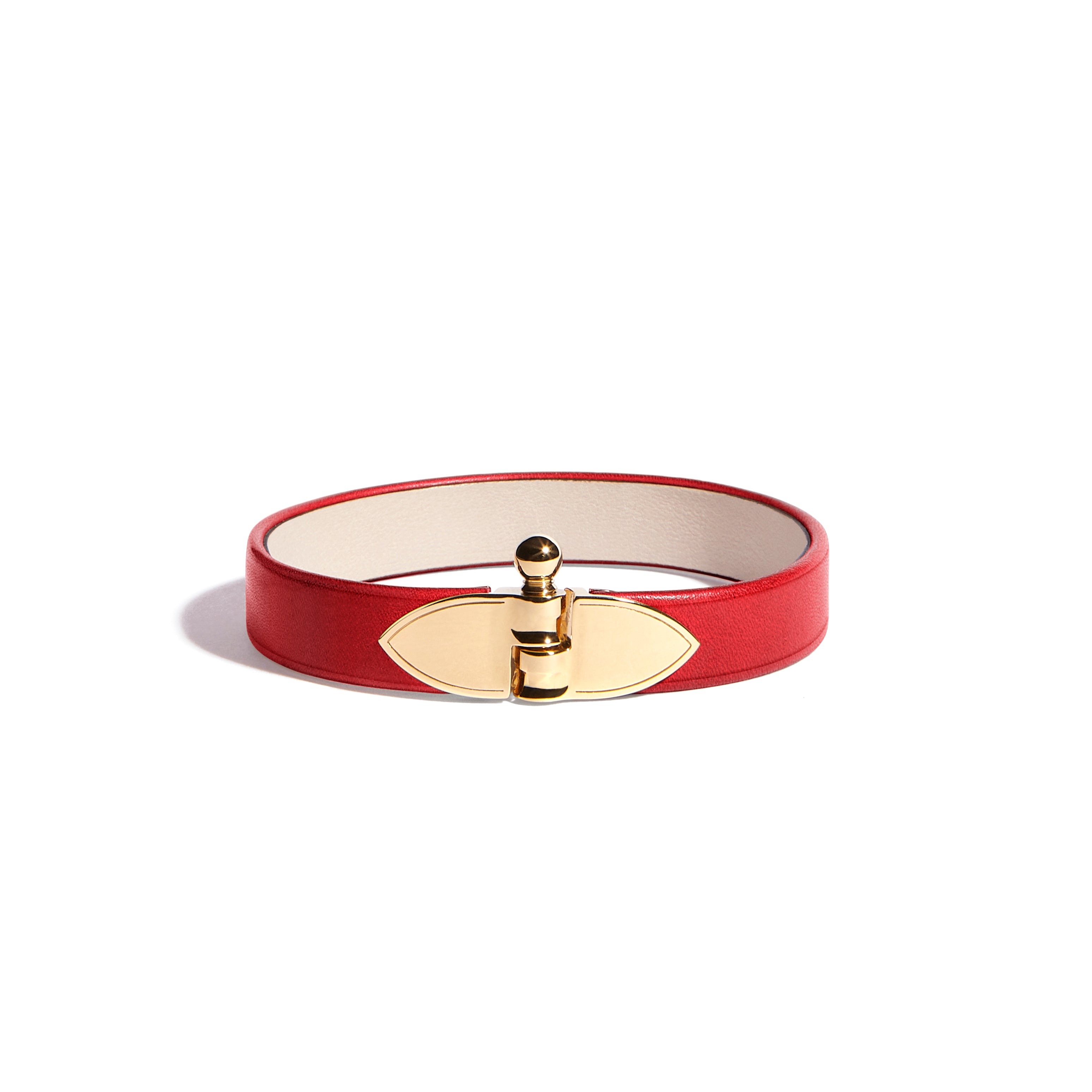 Avec sa coupe élégante, son cuir naturel et son fermoir iconique, le bracelet Flèche Diane de chez Joseph Duclos, rend hommage à la déesse chasseresse. Tout comme elle, elle célèbre la féminité à la fois puissante et naturelle. Il donne à la femme qui le possède une allure pleine de noblesse.