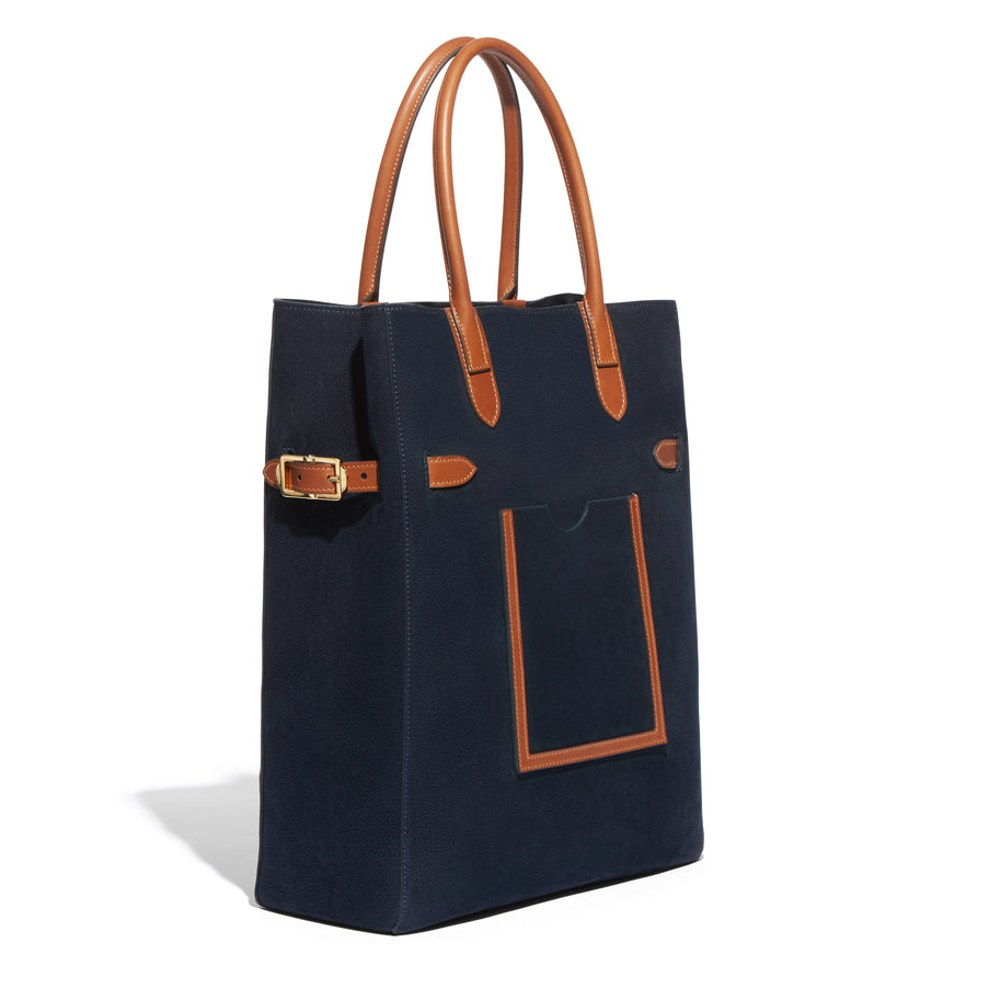 Joseph Duclos a imaginé ce cabas pour tous les amoureux du cuir. Grâce à son design élancé et ses poches spacieuses, ce sac est idéal pour vous accompagner dans votre quotidien comme dans vos voyages.