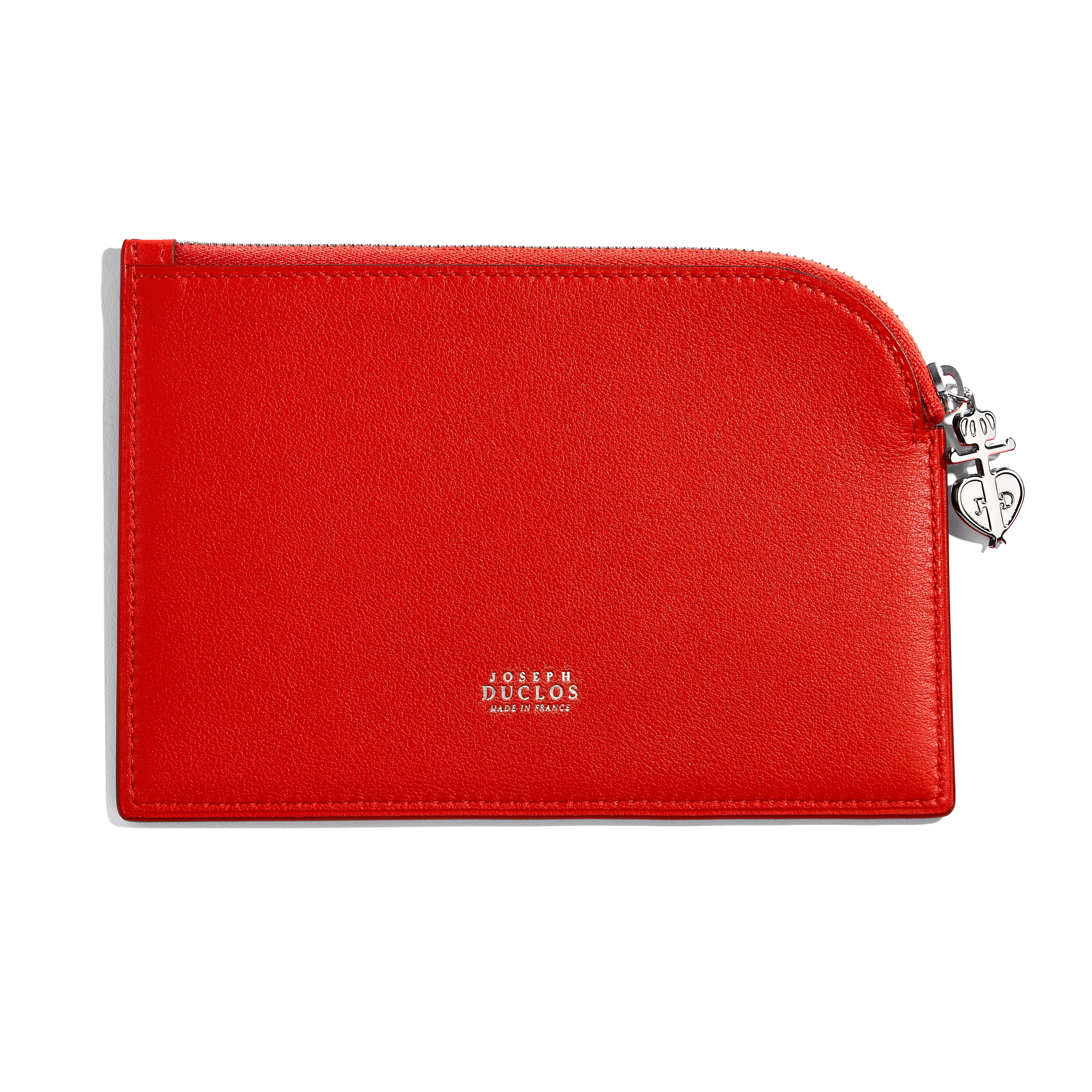 Nous avons imaginé cette pochette Lectoure pour tous les amoureux du cuir. Grâce à son design élancé et ses poches spacieuses, cette pochette est idéale pour vous accompagner dans votre quotidien comme dans vos voyages.