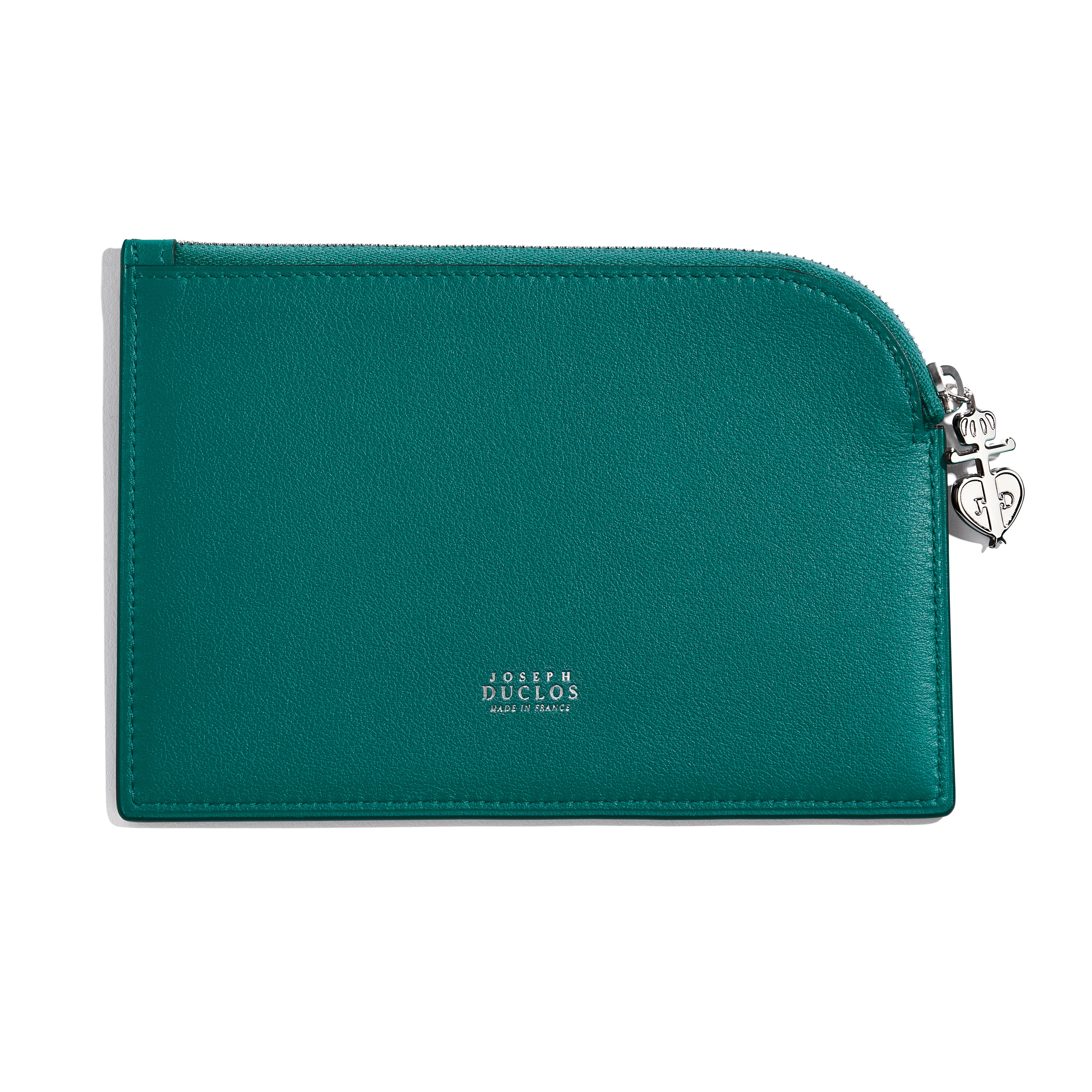 Nous avons imaginé cette pochette Lectoure pour tous les amoureux du cuir. Grâce à son design élancé et ses poches spacieuses, cette pochette est idéale pour vous accompagner dans votre quotidien comme dans vos voyages.