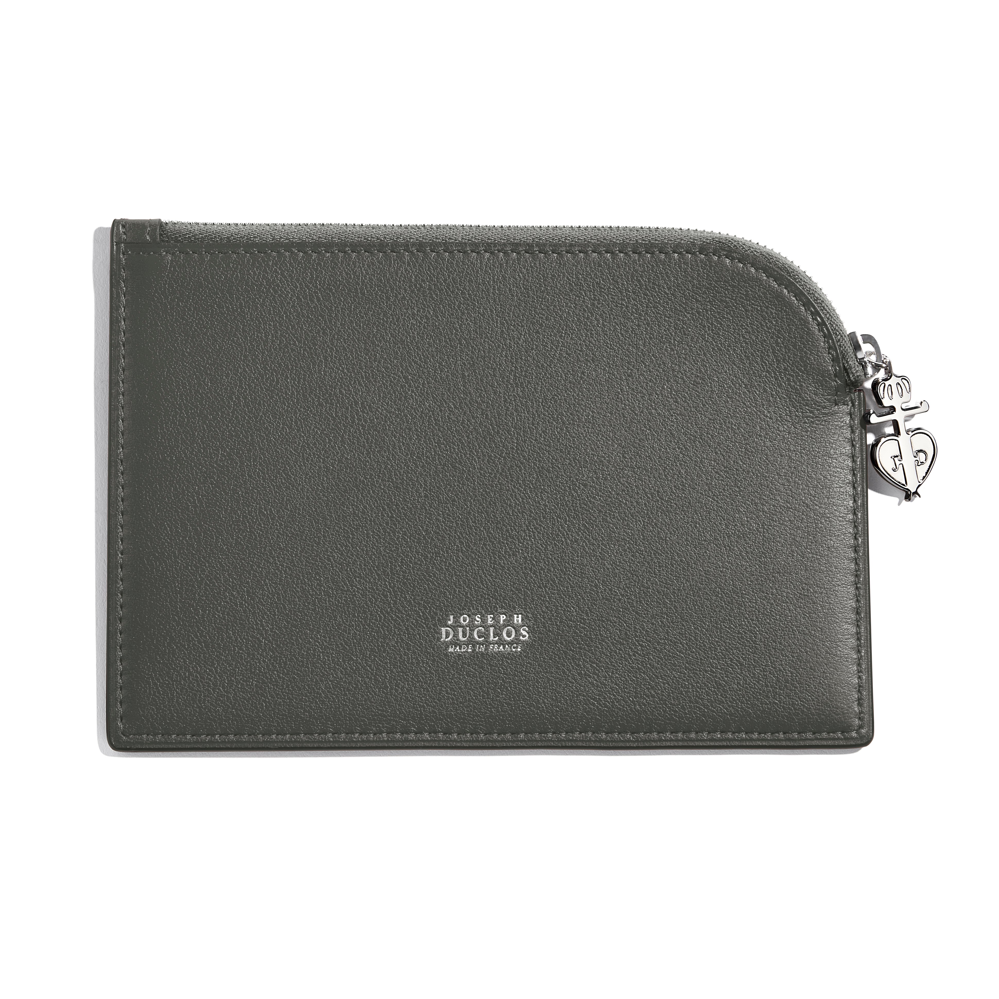 Nous avons imaginé cette pochette Lectoure pour tous les amoureux du cuir. Grâce à son design élancé et ses poches spacieuses, cette pochette est idéale pour vous accompagner dans votre quotidien comme dans vos voyages.