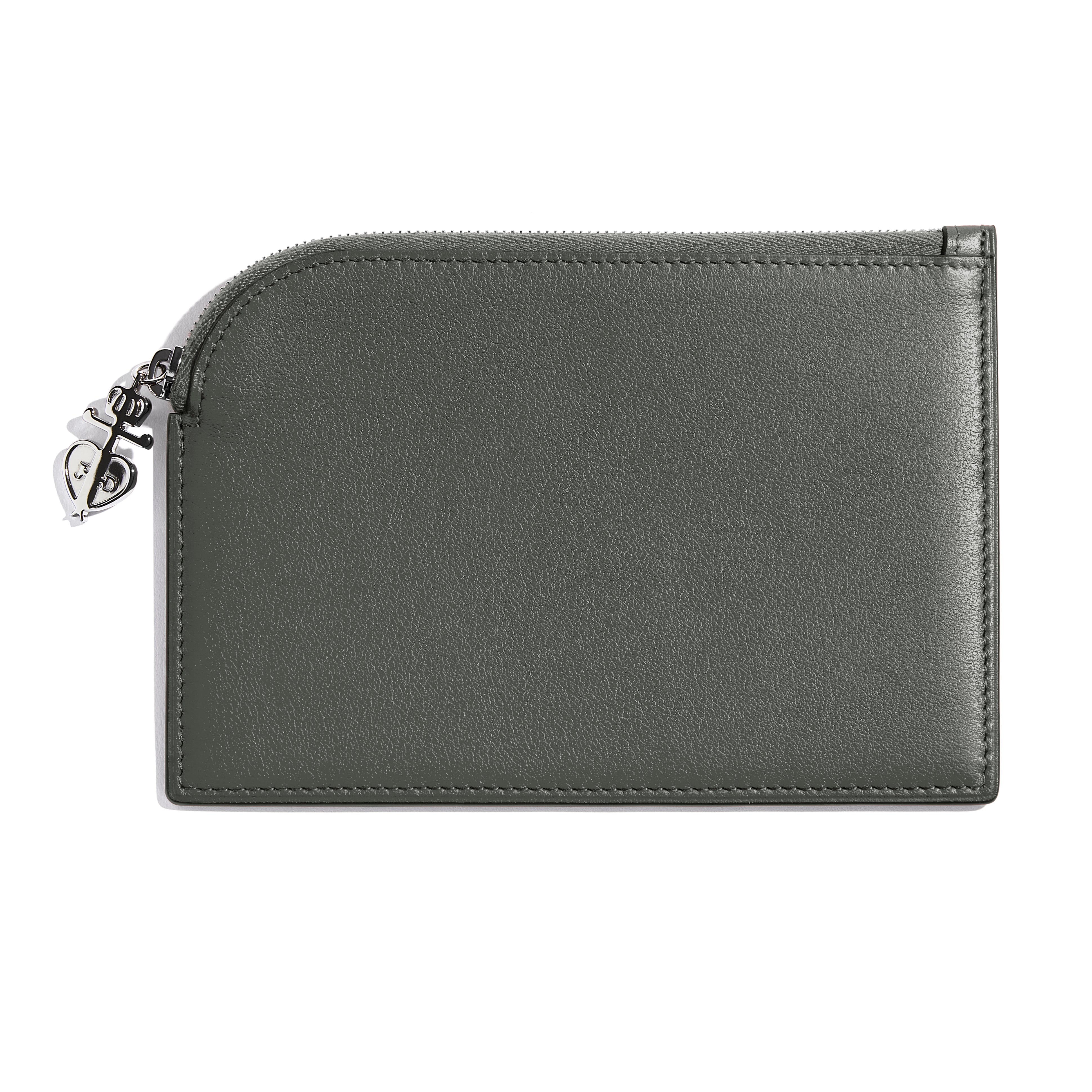 Nous avons imaginé cette pochette Lectoure pour tous les amoureux du cuir. Grâce à son design élancé et ses poches spacieuses, cette pochette est idéale pour vous accompagner dans votre quotidien comme dans vos voyages.