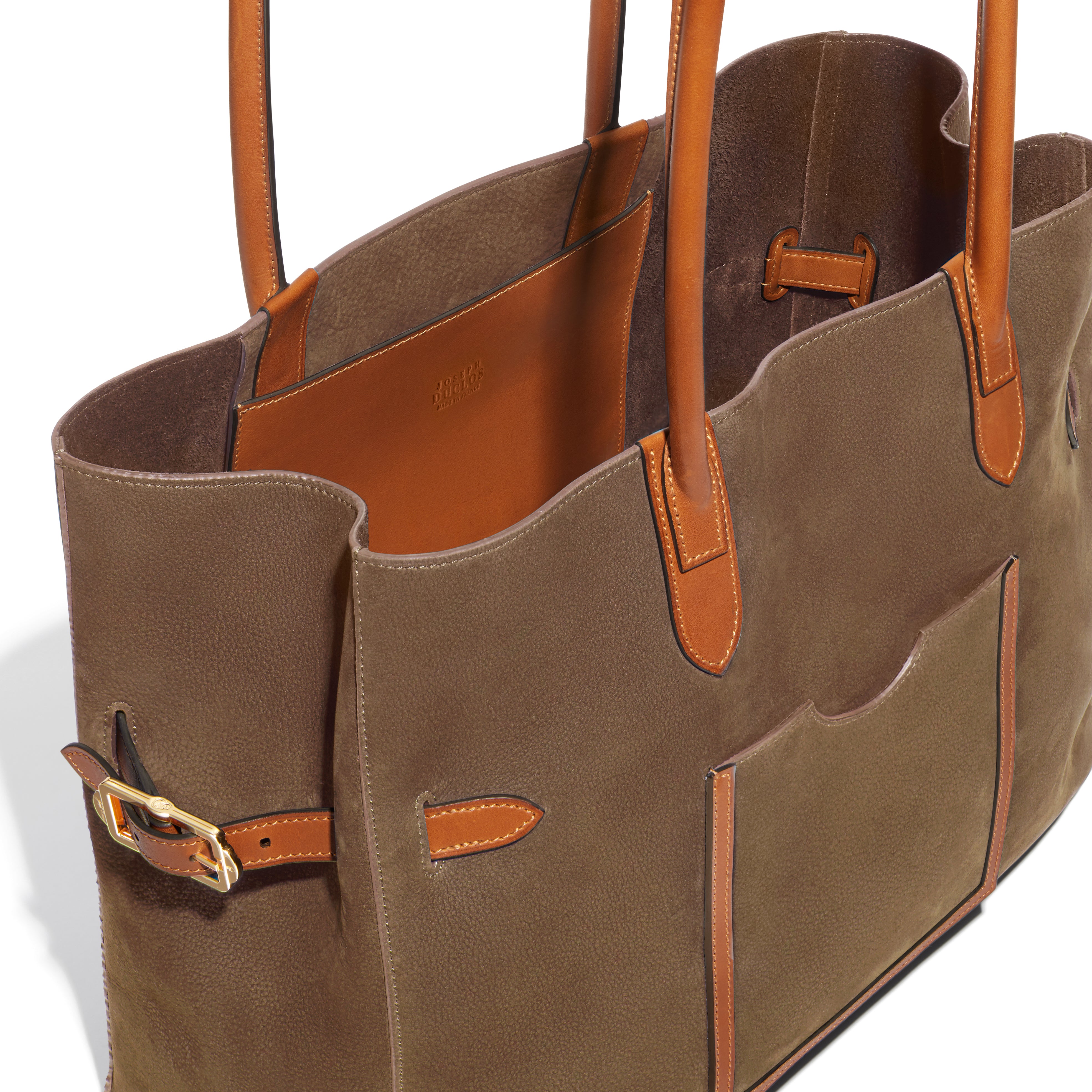Joseph Duclos a imaginé ce cabas pour tous les amoureux du cuir. Grâce à son design élancé et ses poches spacieuses, ce sac est idéal pour vous accompagner dans votre quotidien comme dans vos voyages.