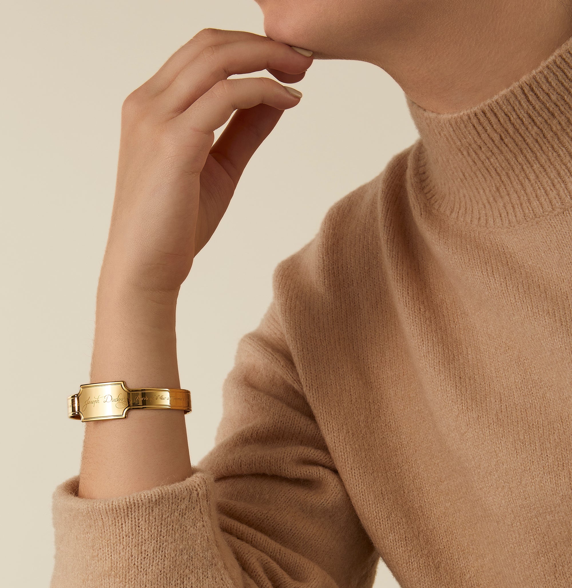 Avec sa parure iconique, le bracelet parure Diane rend hommage à la déesse chasseresse. Tout comme elle, elle célèbre la féminité à la fois puissante et naturelle. Ce jonc donne à la femme qui le possède une allure pleine de noblesse.