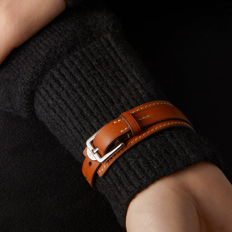 Nous avons imaginé un bracelet pour tous les amoureux du cuir. Aussi bien féminin que masculin se bracelet est idéal pour vous accompagner dans votre quotidien. 