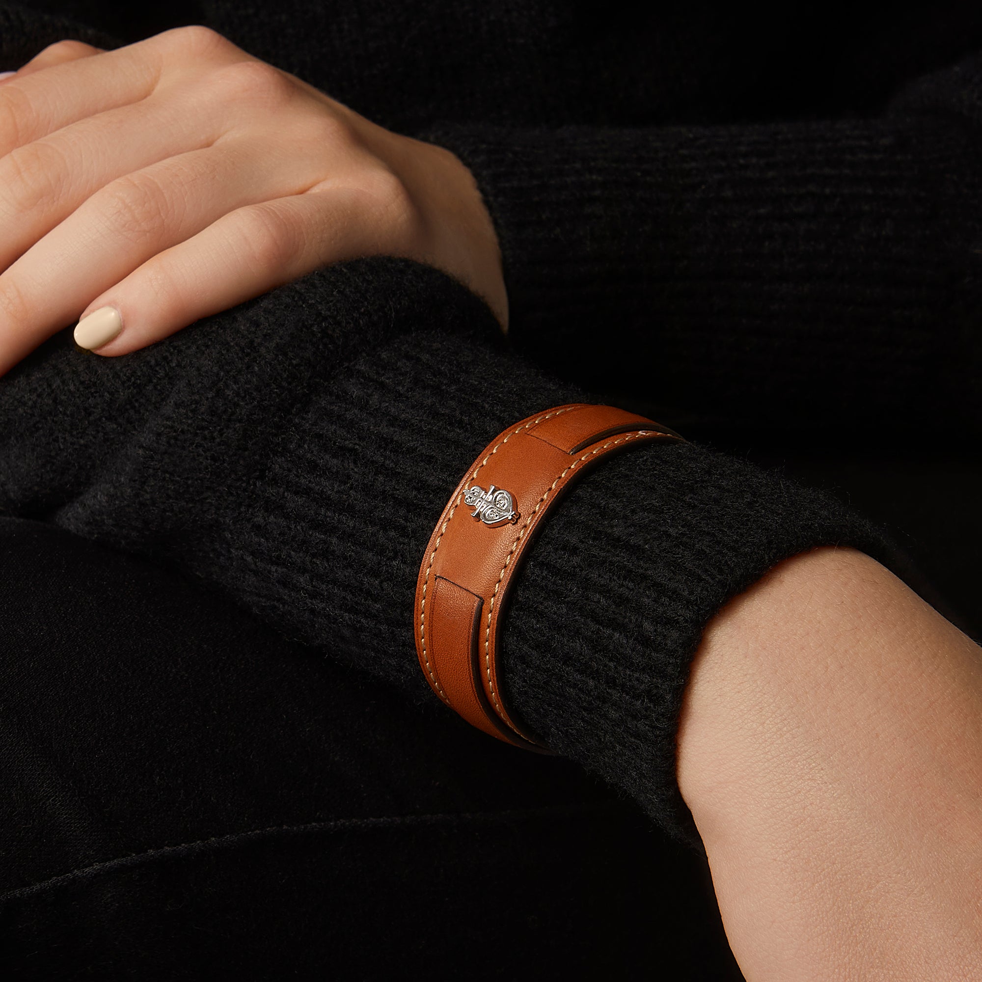 Nous avons imaginé un bracelet pour tous les amoureux du cuir. Aussi bien féminin que masculin se bracelet est idéal pour vous accompagner dans votre quotidien. 