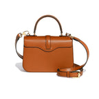 Avec sa coupe élégante, son cuir naturel et son fermoir iconique, le sac Diane de chez Joseph Duclos, rend hommage à la déesse chasseresse. Tout comme elle, il célèbre la féminité à la fois puissante et naturelle. Porté au bras ou sur l’épaule grâce à sa bandoulière, il donne à la femme qui le possède une allure pleine de noblesse.