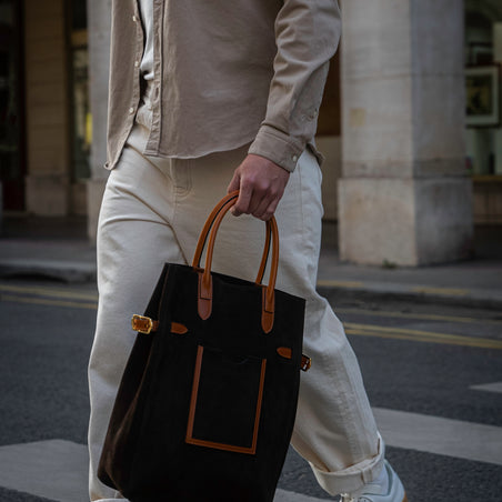Joseph Duclos a imaginé ce cabas pour tous les amoureux du cuir. Grâce à son design élancé et ses poches spacieuses, ce sac est idéal pour vous accompagner dans votre quotidien comme dans vos voyages.