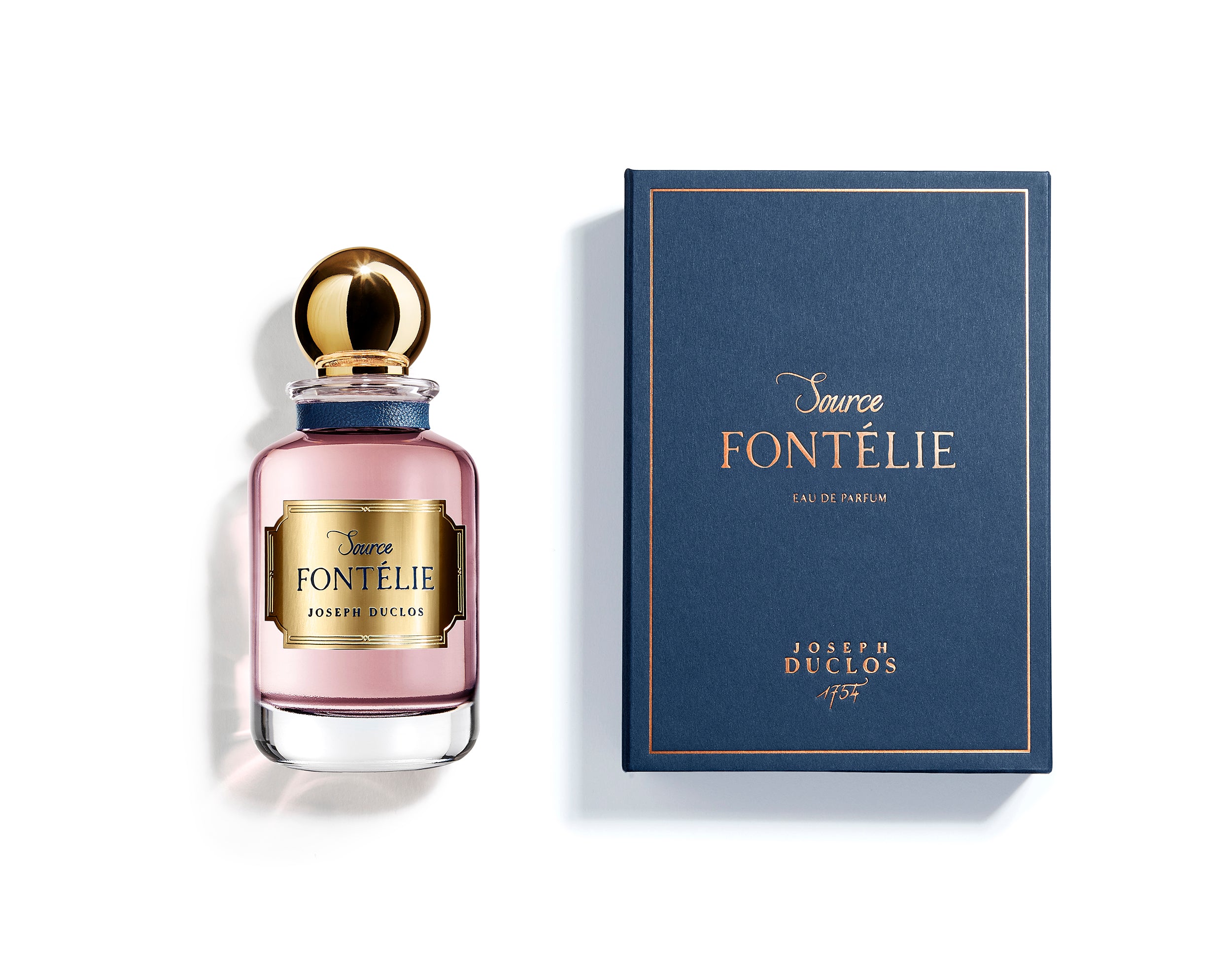 Joseph Duclos - Parfum - Emotion olfactive: Source Fontélie est une invitation à explorer l’enchantement d’un Oud fleuri. Ici, l’essence de Oud du Vietnam est ennoblie par la majesté de la rose de Bulgarie. Le géranium d’Egypte offre ses notes poivrées et citronnées que le miel et la pêche domptent et adoucissent.  Contenance: 100ml   Un échantillon de parfum sera glissé dans votre commande. Vous pourrez ainsi le sentir et le tester avant d’ouvrir votre coffret.   Fabriqué en France