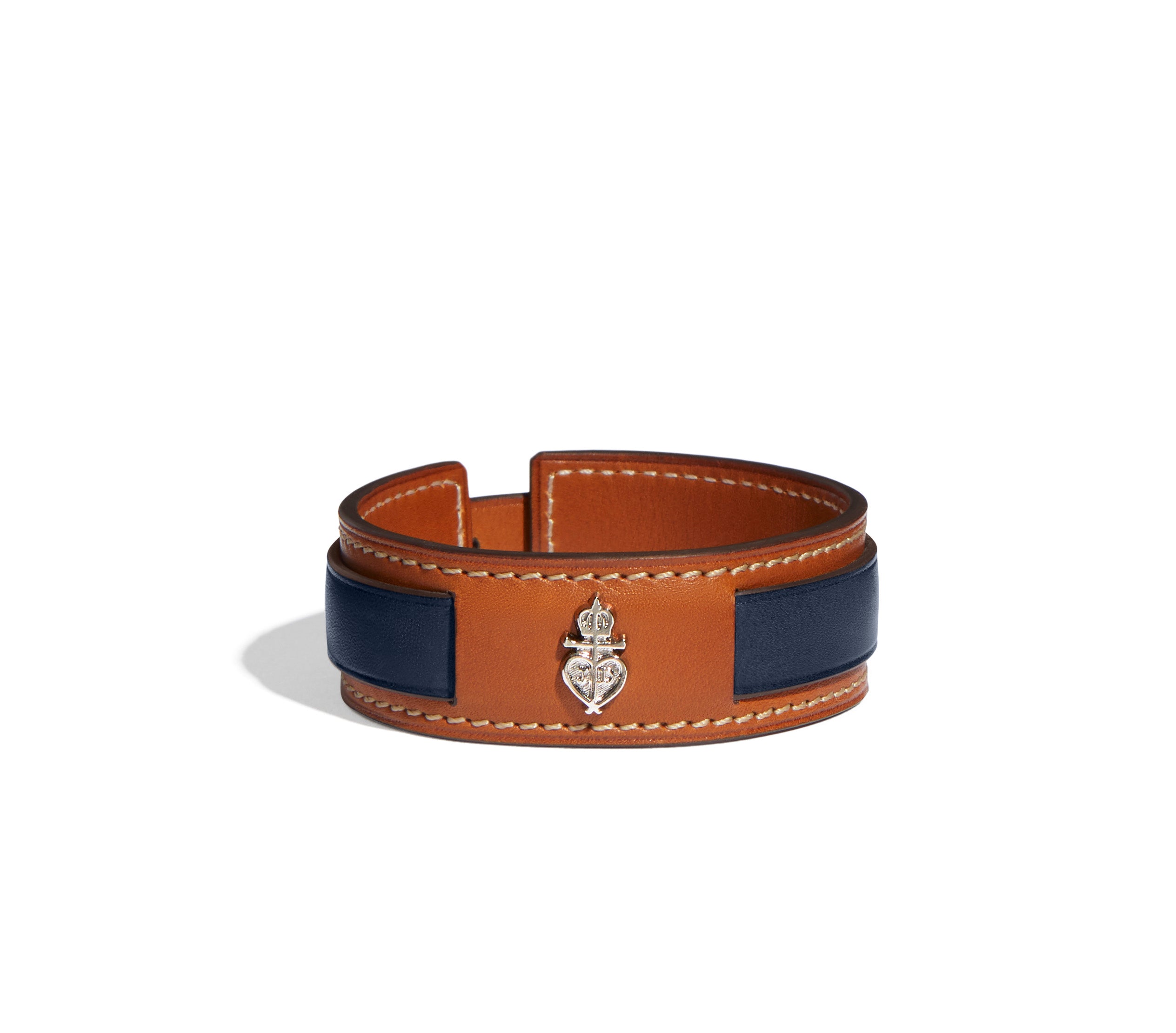 Nous avons imaginé un bracelet pour tous les amoureux du cuir. Aussi bien féminin que masculin se bracelet est idéal pour vous accompagner dans votre quotidien. 